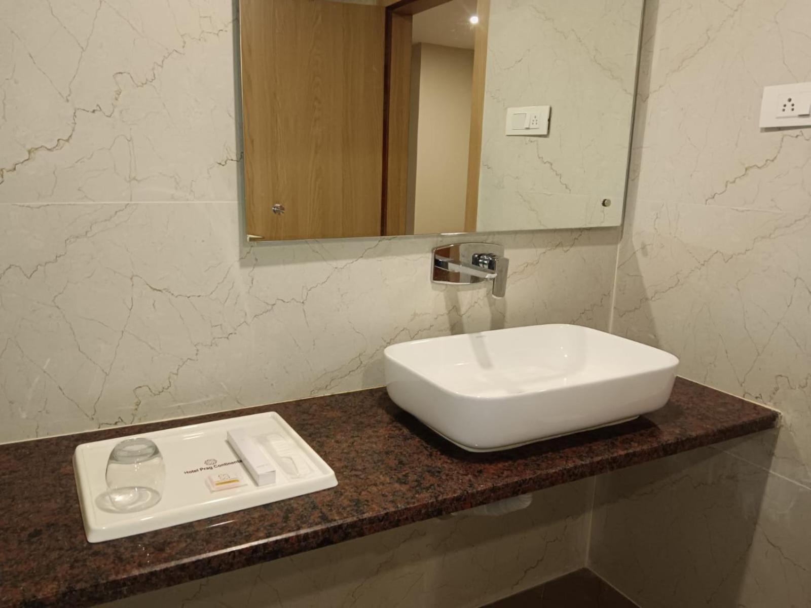 Hotel Prag Continental กูวาฮาติ ภายนอก รูปภาพ
